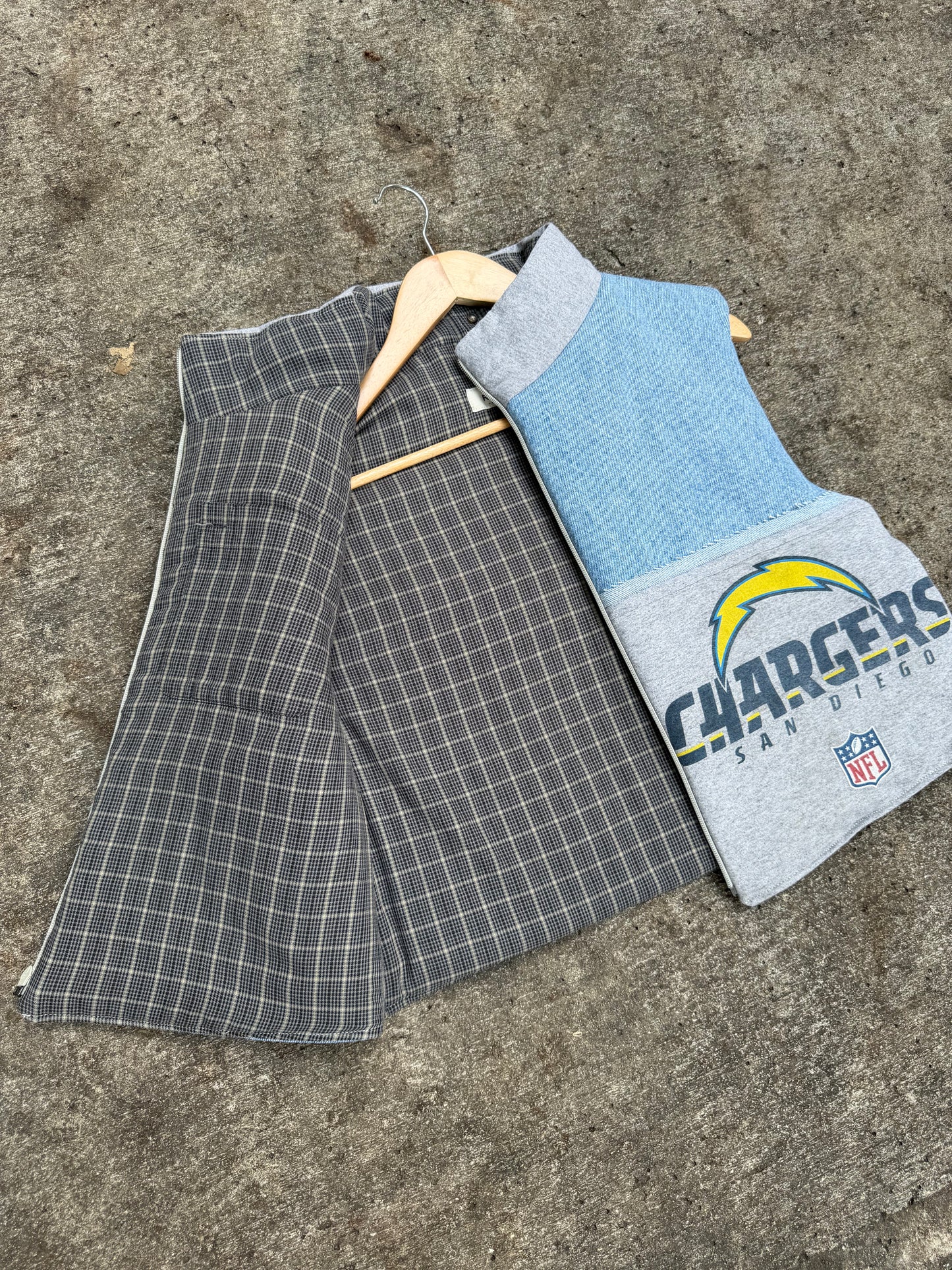 LA Chargers Puffer Vest - M